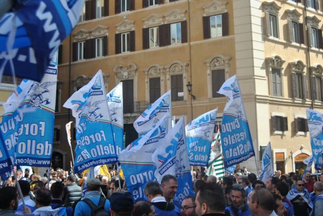 No all'accorpamento del CFS
