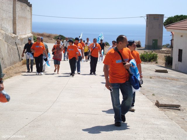 Asinara: visita agli operai della Vinyls