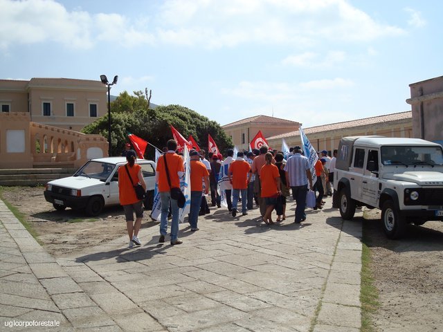 Asinara: visita agli operai della Vinyls